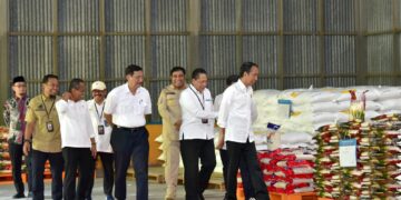 Gubernur Sulsel Andi Sudirman Sulaiman mendampingi Presiden RI Joko Widodo (Jokowi) untuk mengecek ketersediaan beras di Gudang Bulog Batangase, Kabupaten Maros, Kecamatan Mandai, Kamis (30/3/2023)