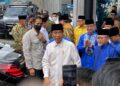 Presiden Joko Widodo (kaos putih) meninggalkan acara silaturahmi bareng ketum parpol di Kantor DPP PAN, Pancoran, Jakarta Selatan, Ahad (2/4/2023)(Foto: Kompas.com)