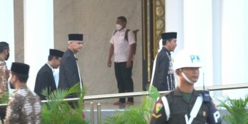 Jemaah yang Mau Masuk Lewati Pengecekan Seluruh Badan di Masjid Tempat Jokowi Salat Id