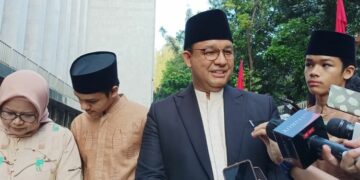 Mantan Gubernur DKI Jakarta Anies Baswedan usai salat Idul Fitri di Masjid Istiqlal, Jakarta, Sabtu (22/4/2023).(KOMPAS.com/Rahel)