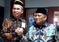 Prof Mustari Mustafa (kiri) dan Prof Wahyuddin Naro salam komando usai mendaftar sebagai calon rektor UIN Alauddin Makassar (Foto: SINDO Makassar/Luqman Zainuddin)