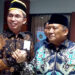 Prof Mustari Mustafa (kiri) dan Prof Wahyuddin Naro salam komando usai mendaftar sebagai calon rektor UIN Alauddin Makassar (Foto: SINDO Makassar/Luqman Zainuddin)