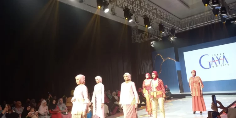 Pembukaan seremonial Tren Hijab Road to Indonesia Moslem Fashion Expo 2023 di Sandeq Hall, Hotel Claro Makassar, Jumat (7/4/2023)