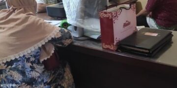 Ditemani Ibu, Peneliti BRIN Andi Pangerang Penuhi Panggilan Polisi