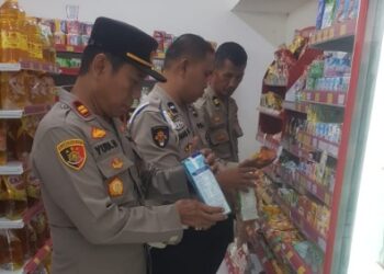 Jelang Idhul Fitri, Polsek Cempa Razia Makanan Kadaluarsa