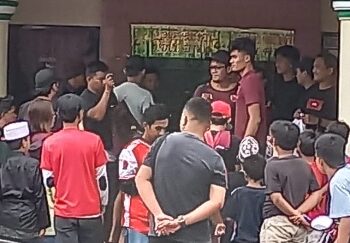 Puluhan Suporter di Parepare Berburu Tandatangan dan Foto Bersama Para Pemain PSM