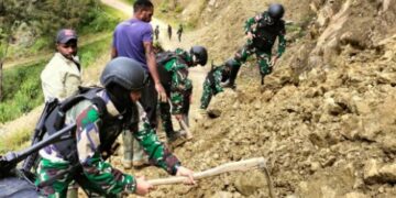 Prajurit Yonif 721/Mks Mencangkul di Jalanan, Warga Oyumbur Ini Berterima Kasih