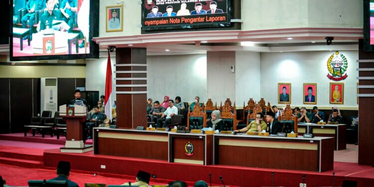 Gubernur Sulawesi Selatan, Andi Sudirman Sulaiman usai menyampaikan Nota Pengantar Laporan Keterangan Pertanggungjawaban Sulawesi-Selatan Tahun Anggaran 2022 dalam Rapat Paripurna DPRD Provinsi Sulsel di Gedung DPRD Sulsel, Jumat (31/3/2023)