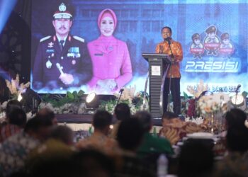 - Gubernur Sulawesi Selatan, Andi Sudirman Sulaiman menghadiri Malam Kenal Pamit Kapolda Sulawesi Selatan di Hotel Claro, Makassar, Senin (3/4/2023)