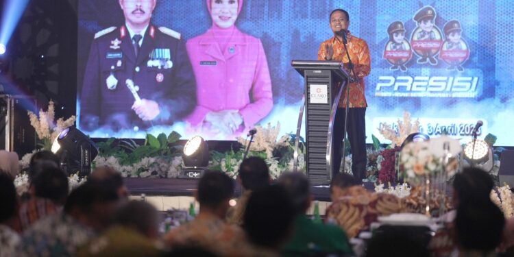 - Gubernur Sulawesi Selatan, Andi Sudirman Sulaiman menghadiri Malam Kenal Pamit Kapolda Sulawesi Selatan di Hotel Claro, Makassar, Senin (3/4/2023)