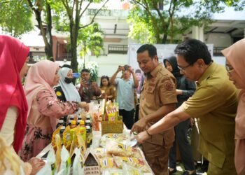 Gubernur Sulsel, Andi Sudirman Sulaiman mengunjungi tenant di Bazar Ramadan, Senin (3/4/2023)