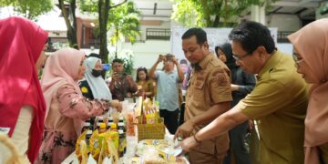 Gubernur Sulsel, Andi Sudirman Sulaiman mengunjungi tenant di Bazar Ramadan, Senin (3/4/2023)