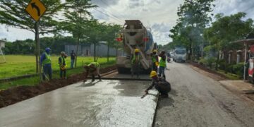 melalui Dinas Pekerjaan Umun dan Tata Ruang (PUTR) sementara melakukan rekonstruksi Jalan Ruas Burung-burung- Bili-bili, Kabupaten Gowa