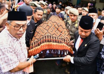 Gubernur Sulsel, Andi Sudirman saat menjadi pembina Upacara pelepasan Jenazah  Syukur Bijak di RSUP Wahidin Sudirohusodo, Kamis (6/4/2023)