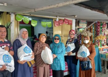 Tim Penggerak PKK Sulsel membagikan 110 sembako kepada warga yang kurang mampu di beberapa kecamatan di kota Makassar