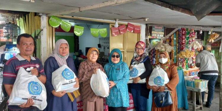 PKK Sulsel Bagikan 108 Paket Sembako di Sejumlah Kecamatan Kota Makassar PKK Sulsel Bagikan 108 Paket Sembako di Sejumlah Kecamatan Kota Makassar