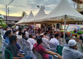Ribuan warga Parepare menyerbu kediaman Sekretaris Komisi III DPRD Parepare Hermanto, di Jl. Melati, Kelurahan Mallusetasi, Kecamatan Ujung, Kota Parepare, Ahad (9/4/2023)