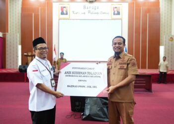 Gubernur Sulawesi Selatan, Andi Sudirman Sulaiman beserta keluarga telah menyerahkan zakat melalui Badan Amil Zakat Nasional (BAZNAS) Sulsel di Baruga Karaeng Pattinggaloang, Selasa (11/4/2023)