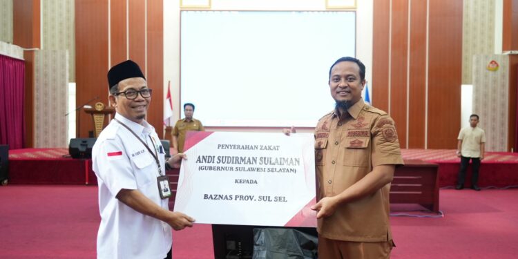 Gubernur Sulawesi Selatan, Andi Sudirman Sulaiman beserta keluarga telah menyerahkan zakat melalui Badan Amil Zakat Nasional (BAZNAS) Sulsel di Baruga Karaeng Pattinggaloang, Selasa (11/4/2023)