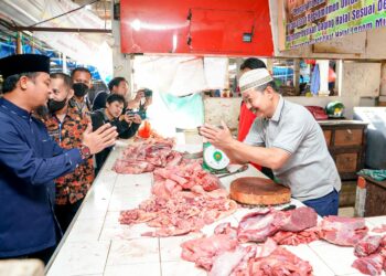 Gubernur Sulawesi Selatan, Andi Sudirman Sulaiman sidak di Pasar Pa’baeng-baeng bersama Forkopimda dan TPID dan Satgas Pangan, Kamis (13/4/2023)