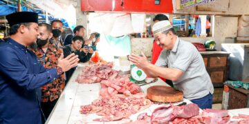 Gubernur Sulawesi Selatan, Andi Sudirman Sulaiman sidak di Pasar Pa’baeng-baeng bersama Forkopimda dan TPID dan Satgas Pangan, Kamis (13/4/2023)