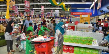 Naoemi Octarina saat membawa sejumlah anak yatim dan duafa berbelanja ke Transmart Mall Panakkukang Makassar, Rabu (12/4/2023)