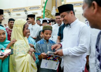 Usai melaksanakan salat berjamaah, anak-anak mendatangi Gubernur Sulsel Andi Sudirman untuk meminta tandatangan pengisian buku amaliyah ramadan, Jumat (14/4/2023)
