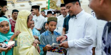 Usai melaksanakan salat berjamaah, anak-anak mendatangi Gubernur Sulsel Andi Sudirman untuk meminta tandatangan pengisian buku amaliyah ramadan, Jumat (14/4/2023)