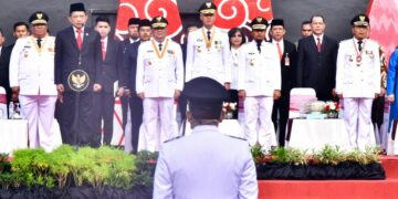 Menteri Dalam Negeri RI, Muh. Tito Karnavian bertindak sebagai Inspektur Upacara dalam rangka 27 Tahun Hari Otonomi Daerah di Anjungan Pantai Losari Makassar, Sabtu (29/4/2023)
