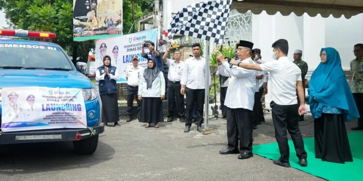 Pemkot Parepare Bagikan Beras Peduli kepada Masyarakat Pra Sejahtera