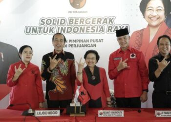 Saat Jokowi dan Megawati Salam Metal Usai Umumkan Ganjar Pranowo Capres (sumber: detik.com)