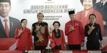 Jokowi dan Megawati Salam Metal Usai Umumkan Ganjar Pranowo Capres