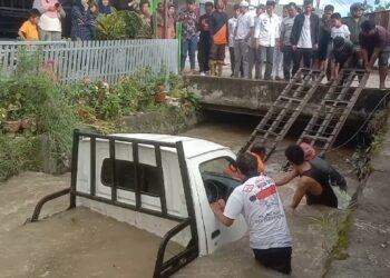 Usai Beli Jalangkote, Mobil Pickup Terjun ke Sungai di Sidrap