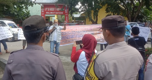 Puluhan Warga Unjuk Rasa di BPN Sidrap Puluhan Warga Unjuk Rasa di BPN Sidrap