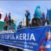 Ratusan massa menggelar demo memperingati Hari Buruh Internasional di depan kantor DPRD Sulsel, Senin (1/5/2023)