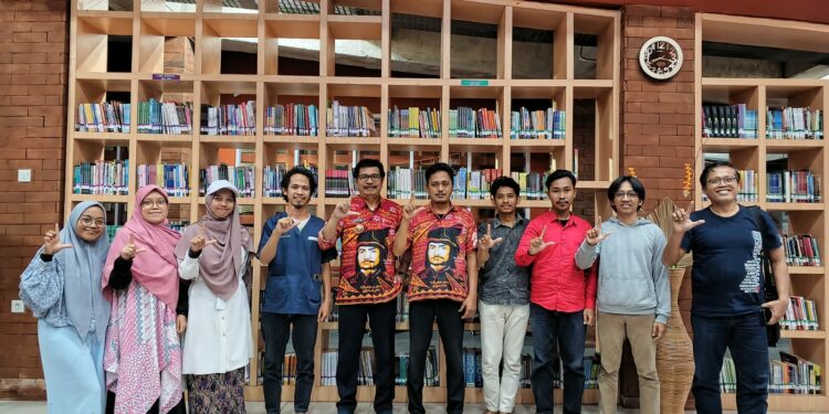 Penggiat literasi di Kabupaten Gowa  silaturahmi bersama pihak Dinas Perpustakaan dan Kearsipan Gowa di Gedung Perpustakaan Daerah Gowa, Kamis (4/5/2023)