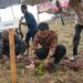 Gubernur Sulawesi-Selatan Andi Sudirman Sulaiman melakukan penanaman  1 juta bibit murbei secara simbolis di Desa Ujung, Kecamatan Tanasitolo, Kabupaten Wajo, Kamis (4/5/2023)