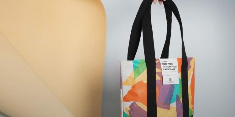 Tas Rappo terbuat dari sampah plastik yang diolah hingga bernilai jual