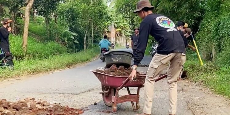 Sejumlah Pemuda Tambal Jalan, Aksinya Viral di NTB Sejumlah Pemuda Tambal Jalan, Aksinya Viral di NTB