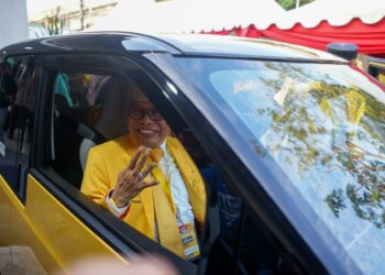 Taufan Pawe  Daftarkan Bacaleg DPRD Sulsel Gunakan Mobil Listrik