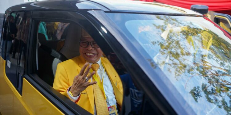 Pendaftaran bakal calon legislatif (bacaleg) partai Golkar, Ketua Golkar Sulsel Taufan Pawe menggunakan mobil listrik ke Kantor Komisi Pemilihan Umum (KPU) Sulsel pada Ahad (14/5/2023)