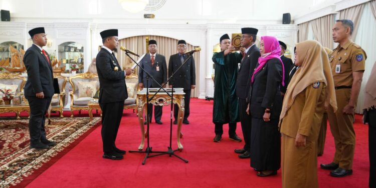 Gubernur Sulawesi Selatan, Andi Sudirman Sulaiman melantik dan mengambil sumpah serta janji 10 pejabat Lingkup Pemprov Sulsel, di Rumah Jabatan Gubernur Sulsel, Senin (15/5/2023)