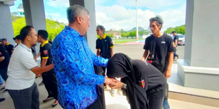 Andi Irwan melepas atlet. pelatih, manager dan official  di Kantor Bupati Pinrang, Rabu, (17/5/2023).