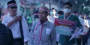 - Ratusan tenaga kependidikan (Tendik) dari Ikatan Dosen Tetap Non PNS Republik Indonesia (IDTN-PNS RI) melakukan aksi demo atau aksi damai di Istana Presiden RI pada Selasa (16/5/2023)