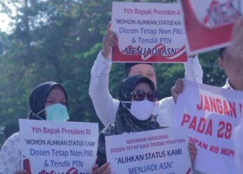 Tendik dan IDTN-PNS RI dari 38 provinsi se-Indonesia melakukan aksi damai di Istana Presiden terhitung sejak 16-19 Mei 2023