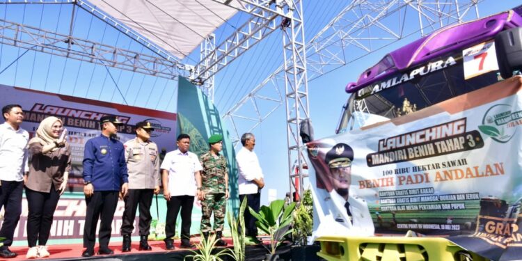 Gubernur Sulawesi Selatan Andi Sudirman Sulaiman melepas secara langsung 70 truk dalam launching Mandiri Benih Tahap III Tahun 2023 di Kawasan Center Point of Indonesia (CPI), Makassar, Jumat (19/5/2023)