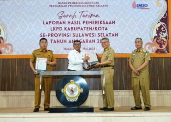 Kepala BPK RI Perwakilan Sulsel Amin Adab Bangun memberikan piagam WTP  kepada Wali Kota Parepare Taufan Pawe, di Kantor BPK Perwakilan Provinsi Sulawesi Selatan, di Kota Makassar, Senin, (22/5/2023)