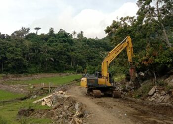 Jalan dan jembatan di Letta dan Kariango, Kecamatan Lembang, Kabupaten Pinrang, Sulawesi Selatan sementara dikerjakan