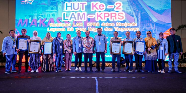 Sertifikat Akreditasi Rumah Sakit itu diserahkan acara 2 Tahun Lembaga Akreditasi Mutu Dan Keselamatan Pasien Rumah Sakit (LAM-KPRS) di Hotel Claro, Makassar, Sabtu (27/5/2023)