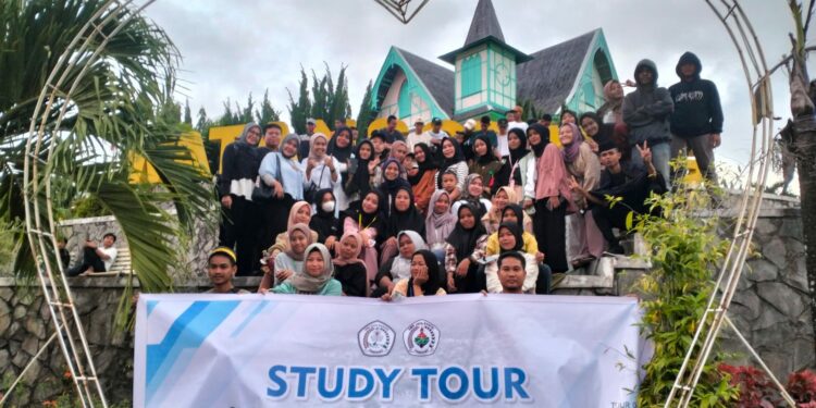 SMK Budi Bangsa dan SMKS Jaya Syafari Kabupaten Pinrang melakukan Studi Tur ke beberapa titik lokasi wisata di Kabupaten Soppeng, Sulawesi Selatan (Sulsel), Sabtu (28/5/2023)